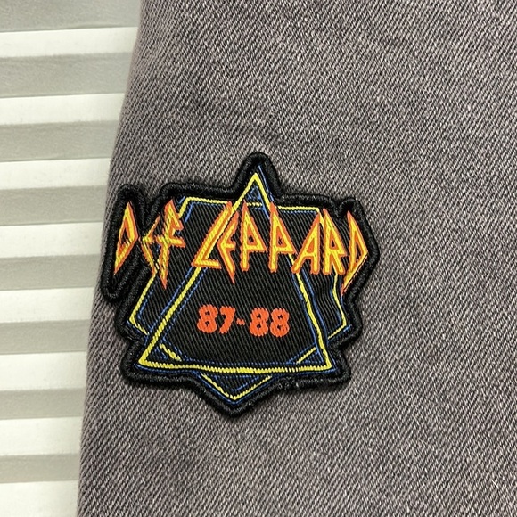 Junk Food Faded Black Def Leppard Patch Denim Jean Mini Skirt Size 5 - Picture 4 of 9